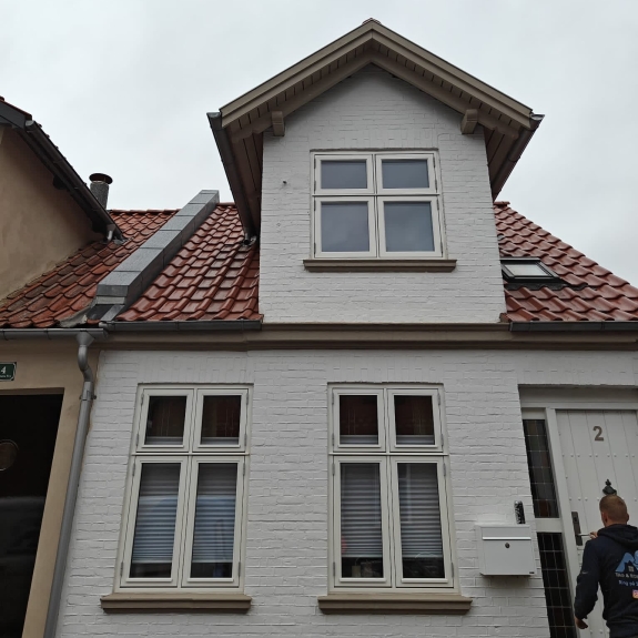 Montering af nye hvide vinduer i Vejle