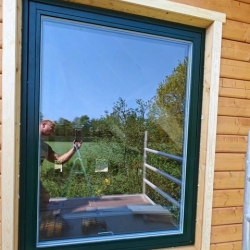 Montering af mørkegrøn vindue i nyt hus i Aabenraa