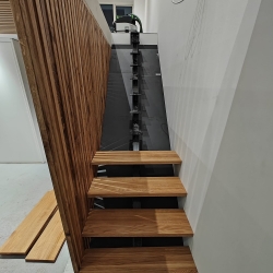 Tømrer der laver ny trætrappe