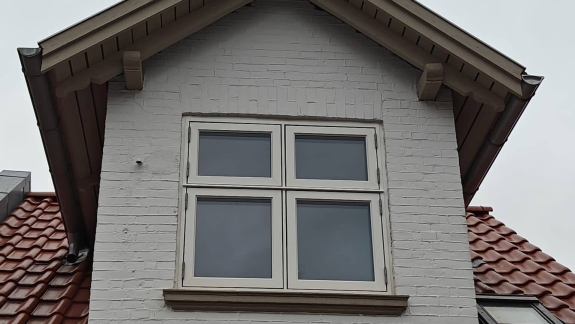 Montering af nye hvide vinduer i Vejle